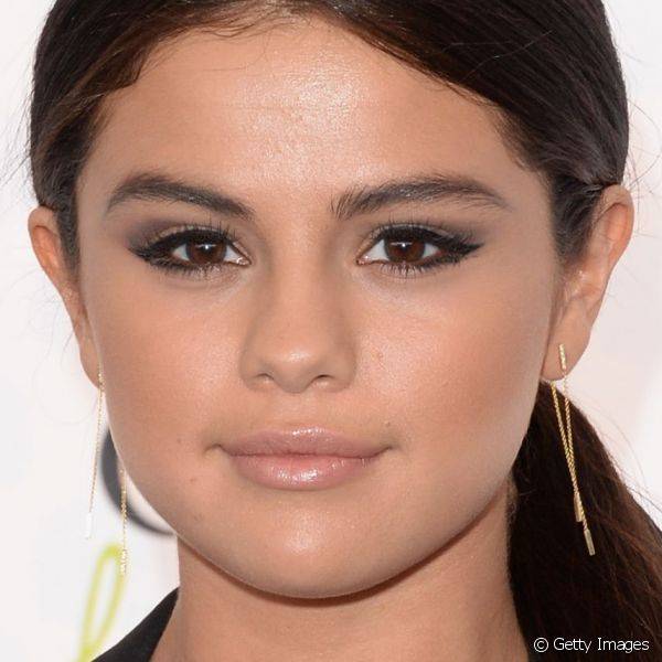 Selena Gomez usou uma das makes mais comentadas da noite e conseguiu um efeito bem pesado ao delinear as duas pálpebras, fazer um traço bem grosso no canto externo e completar o look com esfumado preto